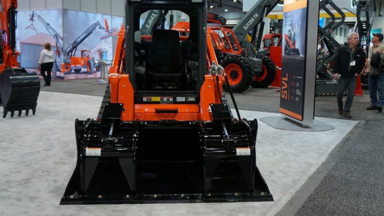 Kubota-SVL75-2-show-floor-1024x679