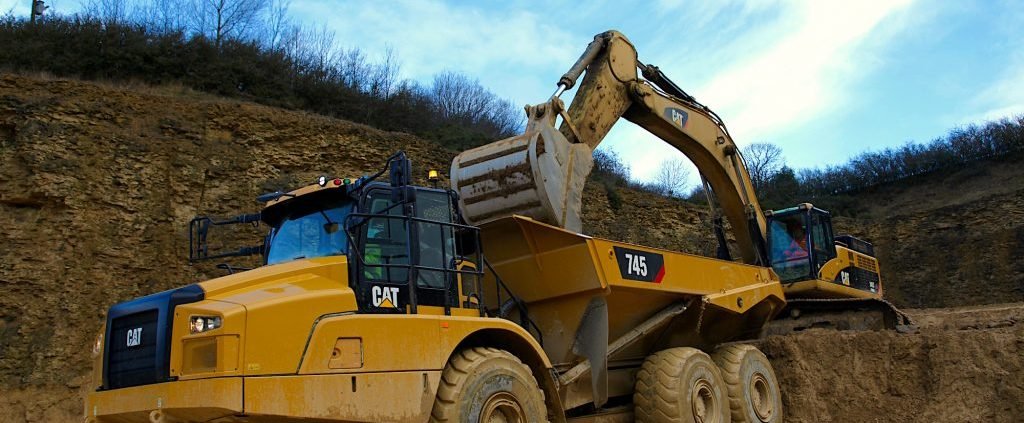 Caterpillar 745: andamos no caminhão articulado que mede duas Ram 3500